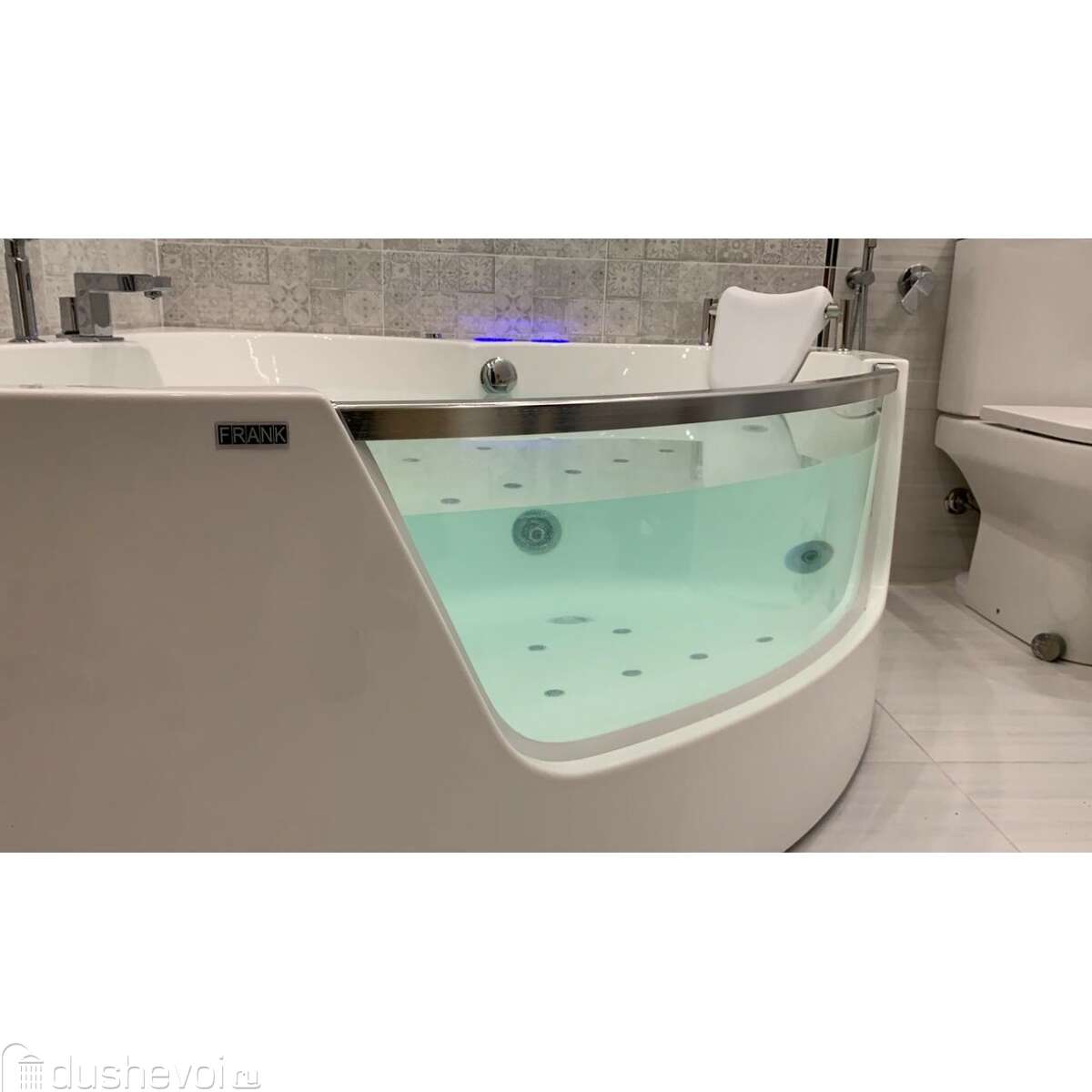 Гидромассажная ванна большого размера