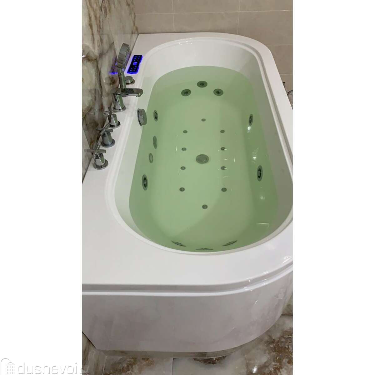 Гидромассажная ванна большого размера