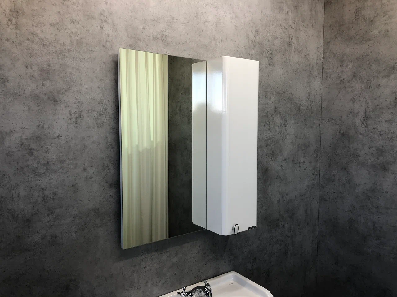 Зеркальный шкаф Comforty Неаполь 4148728 65 см, белый глянец